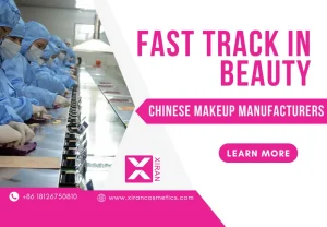 Menschen in blauen Laborkitteln, die an einer Produktionslinie arbeiten, mit Text, der für chinesische Make-up-Hersteller wirbt.