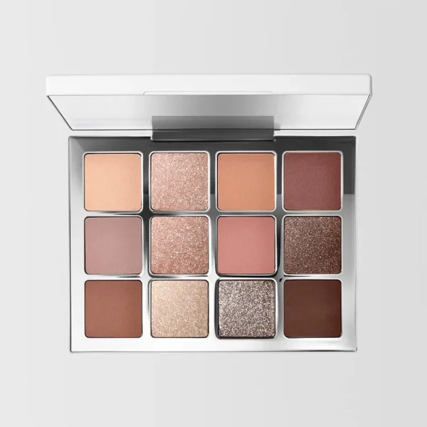 Een open oogschaduwpalet met negen nude- en bruintinten in een mix van matte en glanzende tinten.