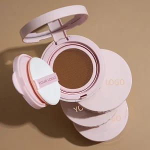 Coussin cosmétique compact rose avec applicateur portant la mention "Your Logo".