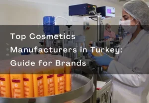 Lavoratore con indumenti protettivi che maneggia flaconi per la cosmetica su una linea di produzione in Turchia.
