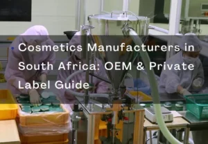 Lavoratori in indumenti protettivi riempiono contenitori su una linea di produzione in uno stabilimento cosmetico sudafricano.