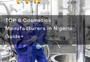 Tecnici di laboratorio che indossano indumenti protettivi lavorano presso uno stabilimento di produzione di cosmetici con testo sovrapposto sui cosmetici in Nigeria.