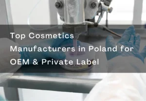 En kosmetikatillverkningsprocess som visar en maskin som dispenserar produkt i behållare med textöverlägg om polska topptillverkare.