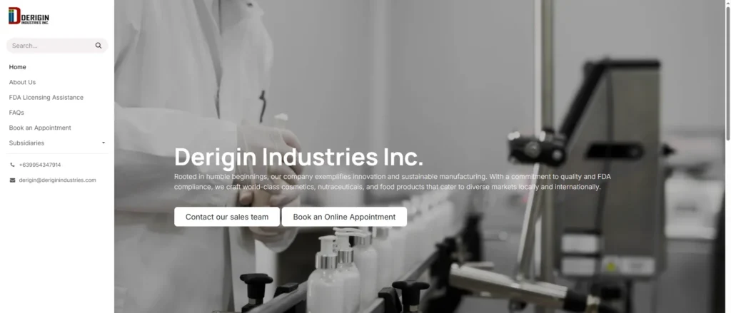 Домашняя страница Derigin Industries Inc.. с участием лабораторного работника в белом халате, управляющего линией по производству бутылок на заводе..