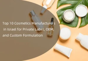 Flat lay of cosmetic containers and jars near a green leaf with the text 'Top 10 Produttori di cosmetici in Israele per il marchio del distributore, OEM, and Custom Formulation'.