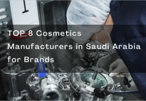 Un professionista dell'abbigliamento protettivo che lavora in un impianto di produzione di cosmetici, highlighting Saudi Arabia's top cosmetics manufacturers.
