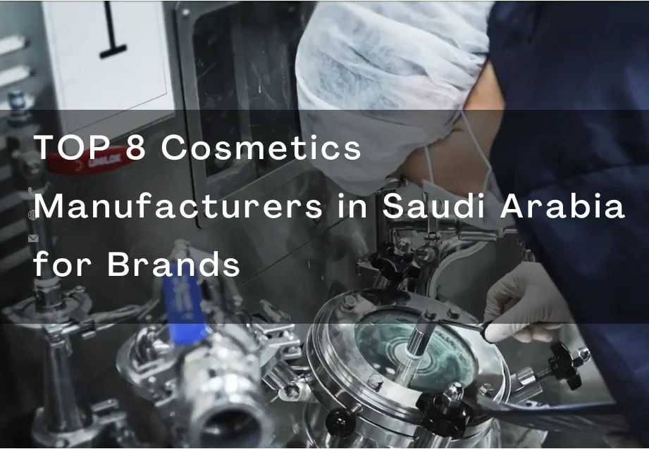 Ein Fachmann für Schutzkleidung, der in einer Kosmetikfabrik arbeitet, highlighting Saudi Arabia's top cosmetics manufacturers.