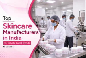 Des professionnels dans une usine de fabrication de soins de la peau en Inde portant des blouses blanches et des couvre-cheveux, trier et emballer des contenants cosmétiques.