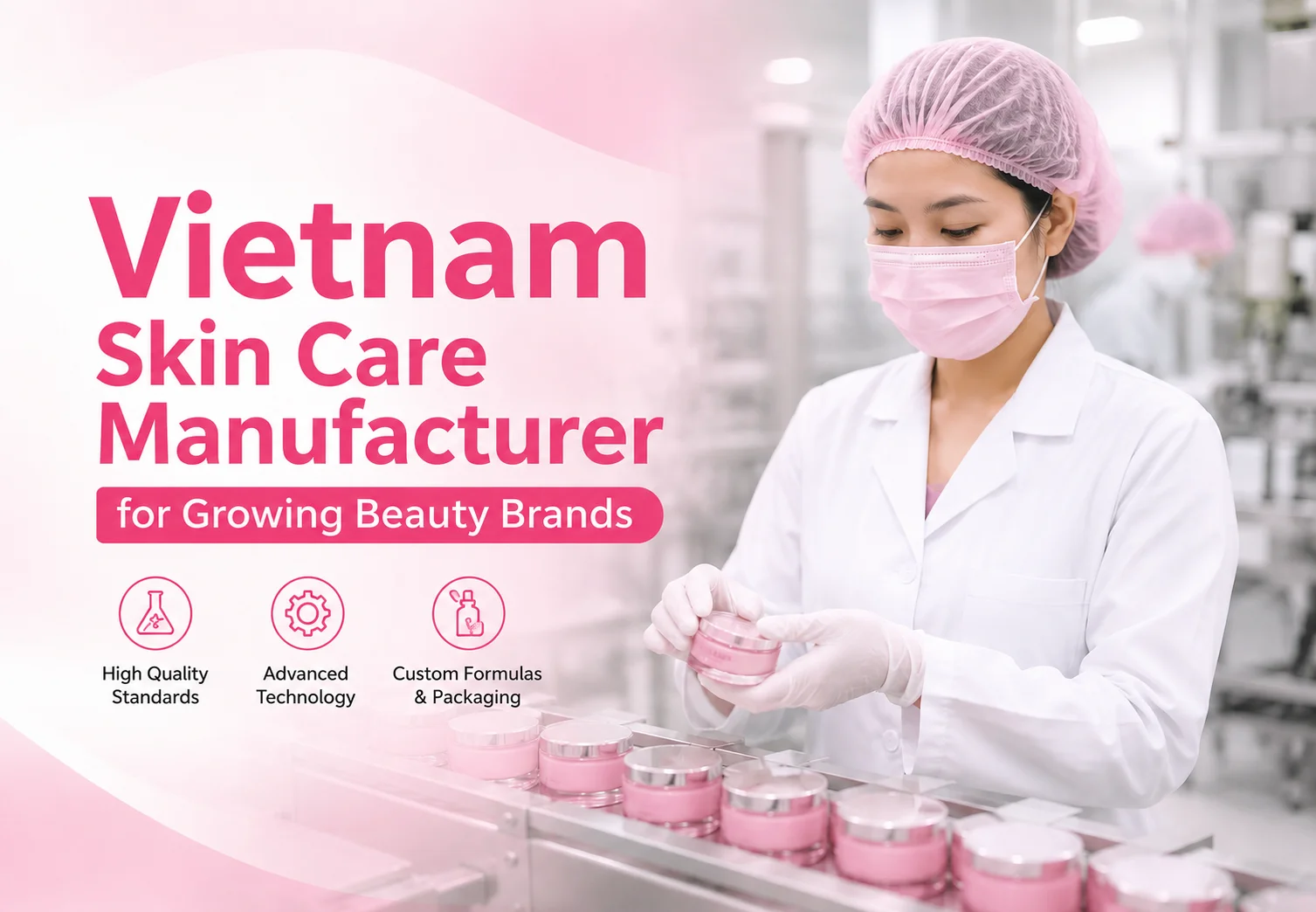 Un operaio che indossa abiti da laboratorio bianchi e una retina per capelli rosa maneggia vasetti rosa per la cura della pelle in un impianto di produzione. Il testo evidenzia la produzione di prodotti per la cura della pelle in Vietnam.